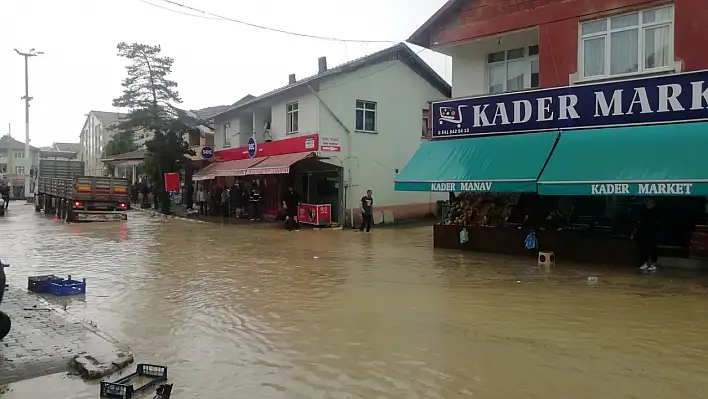 Pınarbaşı'da sağanak, su baskınlarına neden oldu