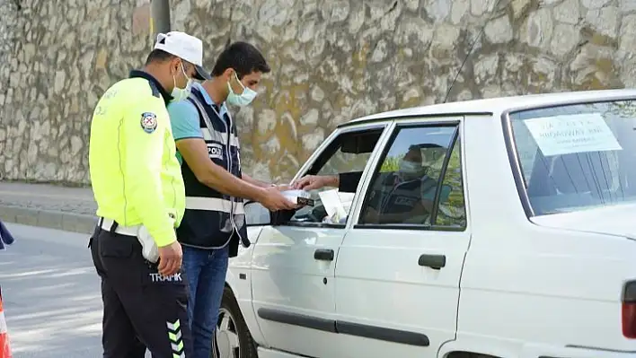 Polis ekipleri sürücülere şeker ikram etti