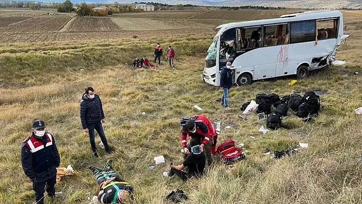 Polis servisi kaza yaptı: 12 polis yaralı