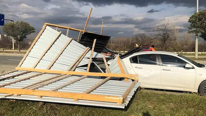 Rüzgarın uçurduğu çatı, park halindeki aracın üzerine düştü