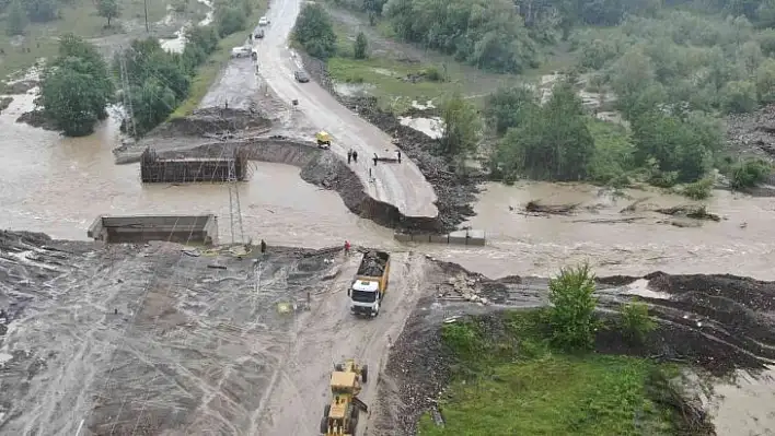 Yol çöktü, iki ilçenin Kastamonu'yla bağlantısı kesildi