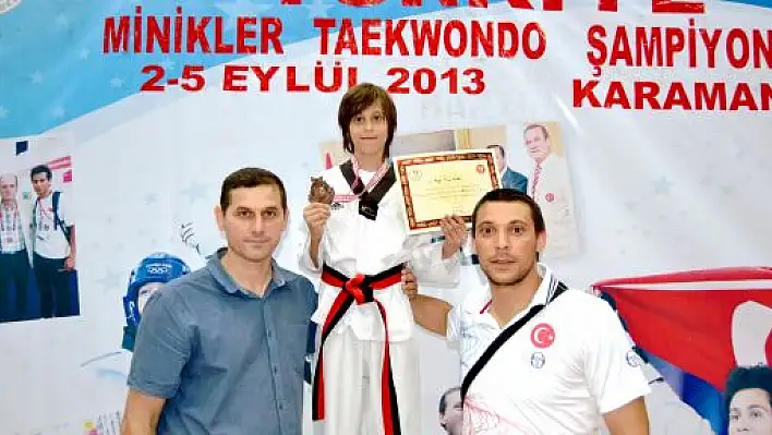 Sakarya Fatih Koleji öğrencisi, taekwondoda Türkiye üçüncüsü oldu