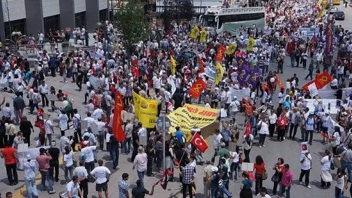 Sanatçılar, tiyatro yasa taslağına tepki için yürüdü