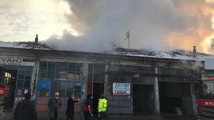 Sanayi sitesindeki yangın söndürülmeye çalışılıyor