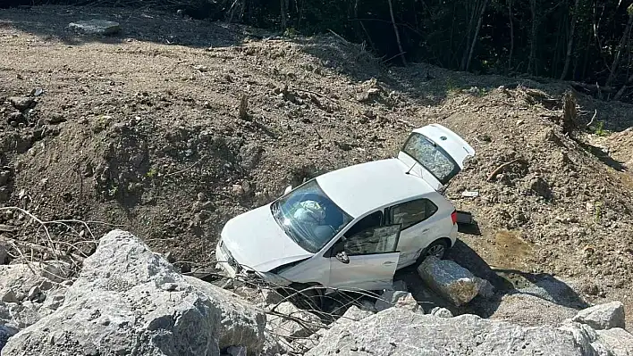 Otomobil şarampole devrildi! Sürücü yaralandı