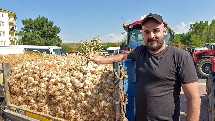 Sarımsak pazarda yerini aldı