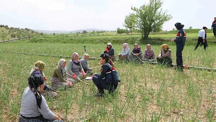 Sarımsak tarlasında KADES anlatıldı