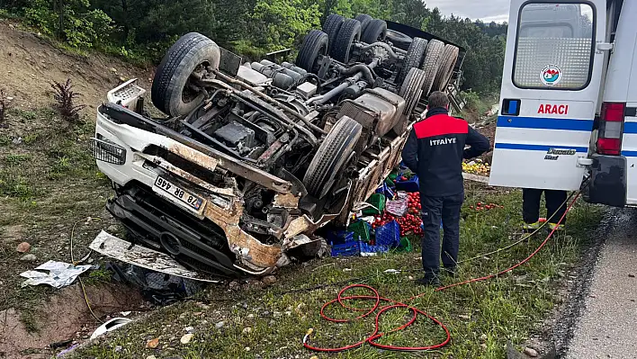 Sebze yüklü kamyon devrildi! 1 yaralı