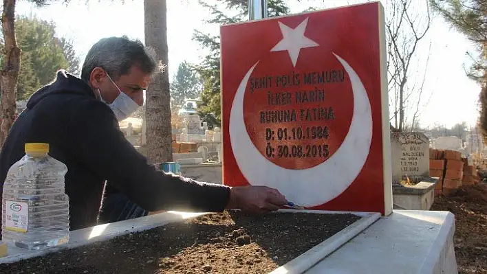 Şehidin kabristanının bakımını mahalle muhtarı yaptı