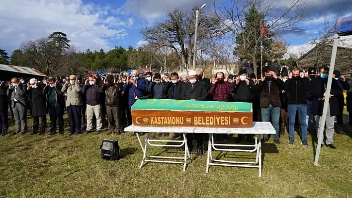 Terk etmediği şehit oğlunun yanına defnedildi