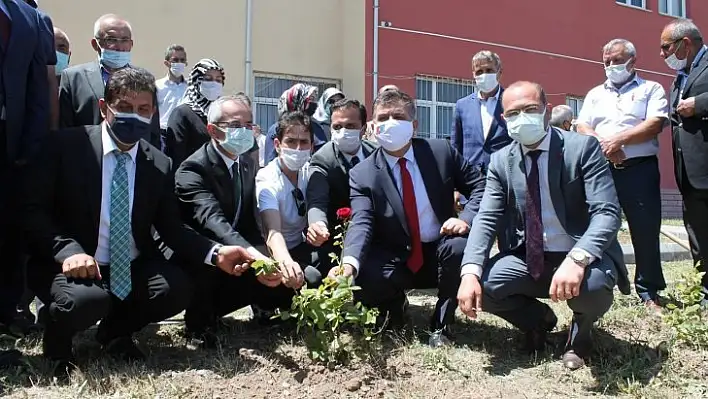 Bakan yardımcısı göz yaşlarını tutamadı