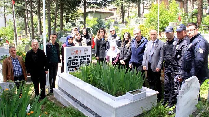 Şehit polis Şahin, mezarı başında anıldı