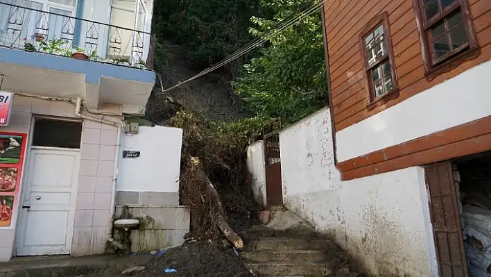 Afet bölgesinde yağış sonrası oluşan heyelan korkuttu