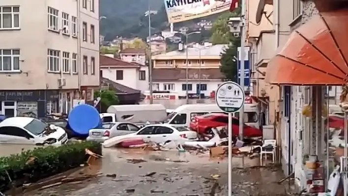 Sel sularına kapılan araçlar denize sürüklendi