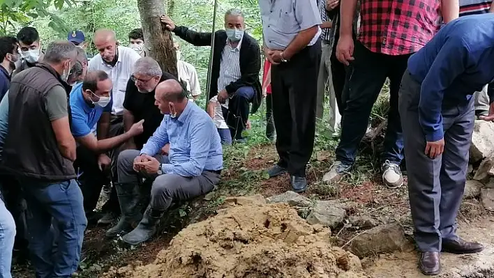 Sel afetinde hayatını kaybeden öğretmen toprağa verildi