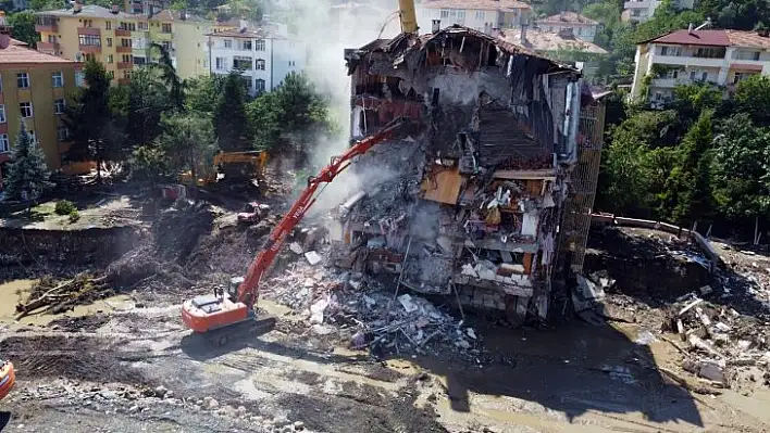 Sel afetini gözler önüne seren kız yurdu yıkılıyor