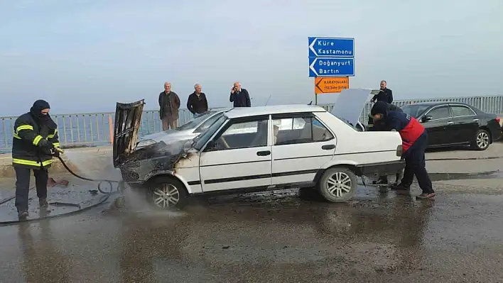 Seyir halinde alev aldı