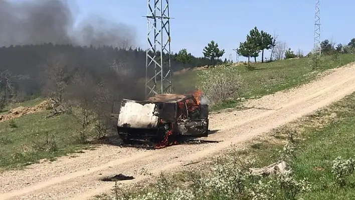 Pınarbaşı'da otomobil alev alev yandı