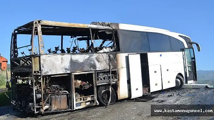 Seyir Halindeki Otobüs Alev Alev Yandı