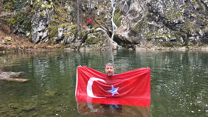 Soğuğa aldırış etmeden şelalede yüzdü