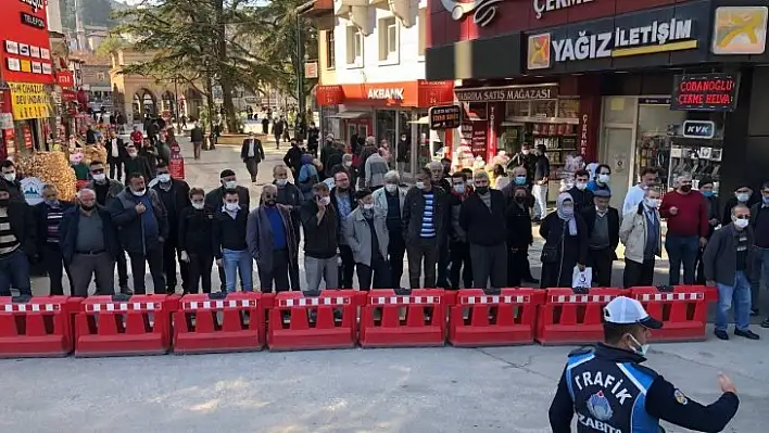 Karşıya geçmek isteyen yayaya otomobil çarptı