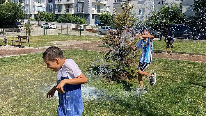 Sulama tankeri ile serinlediler