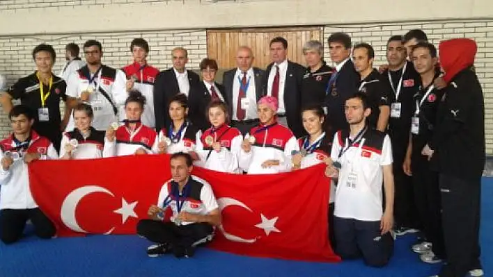 Taekwondo engelleri aştı