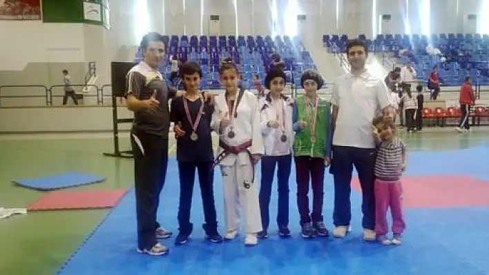 Taekwondocularımızdan 2 gümüş 2 bronz madalya