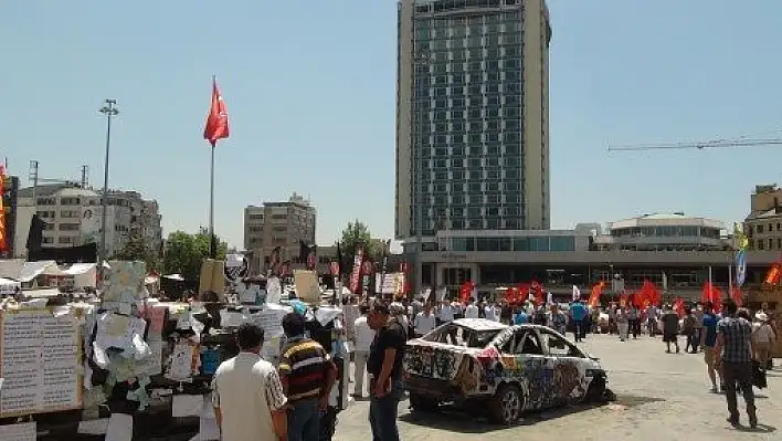 Taksim sakin günlerinden birini yaşıyor