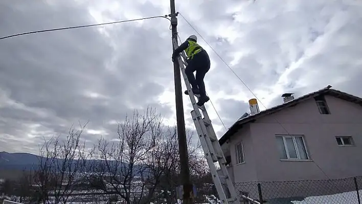 Tamir için çıktığı direkten düştü, 4 ay tedavi görünce işten çıkarıldı