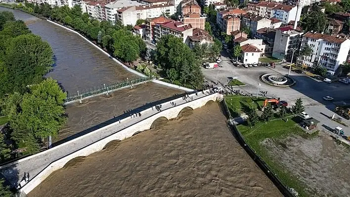 Tarihi köprünün tıkanan gözlerini açmak için seferber oldular