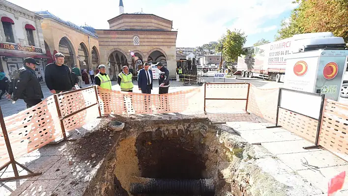 Tarihi meydanda su basma sorunu çözülüyor