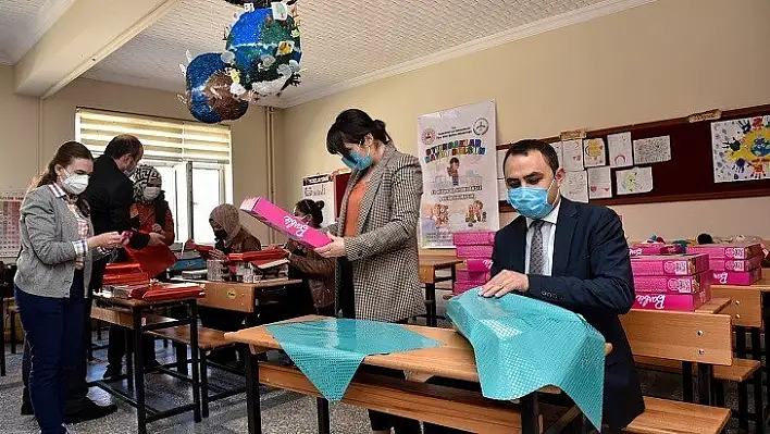 Taşköprü'de 23 Nisan öncesi çocuklara oyuncak dağıtıldı