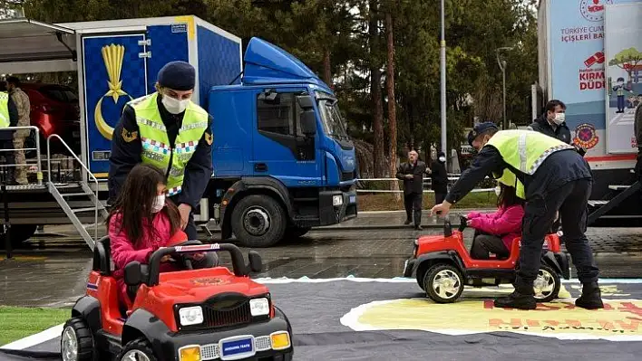 Taşköprü'de çocuklara uygulamalı trafik eğitimi verildi