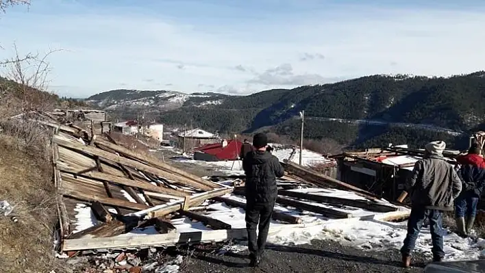 Taşköprü'de etkili olan fırtına çatıları uçurdu