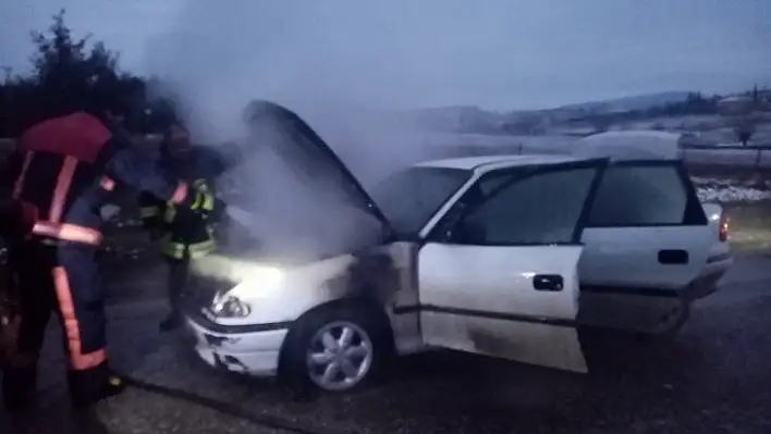 Taşköprü'de hareket halindeki otomobil yandı