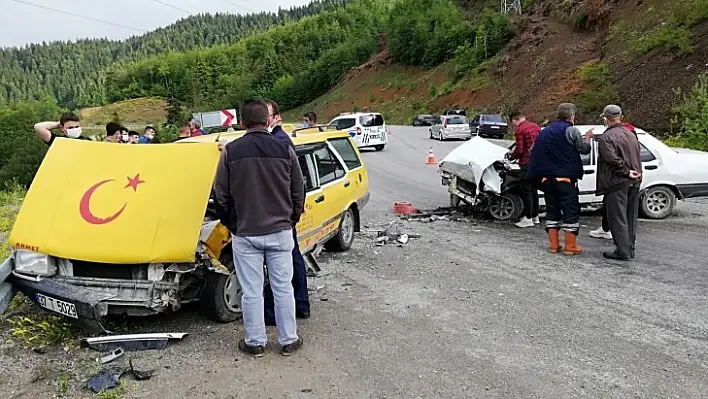 Ticari taksi ile otomobil kafa kafaya çarpıştı