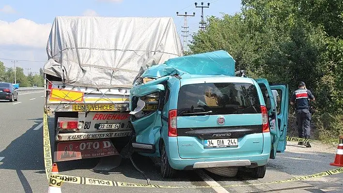 Tırın dorsesine çarpan aracın sürücüsü öldü