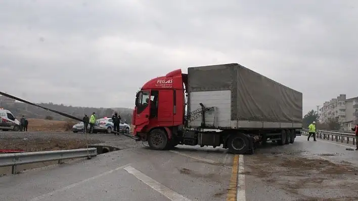 D-100'de kontrolden çıkan tır trafiği kilitledi