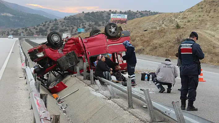 Tosya'da minibüs devrildi: 2 yaralı