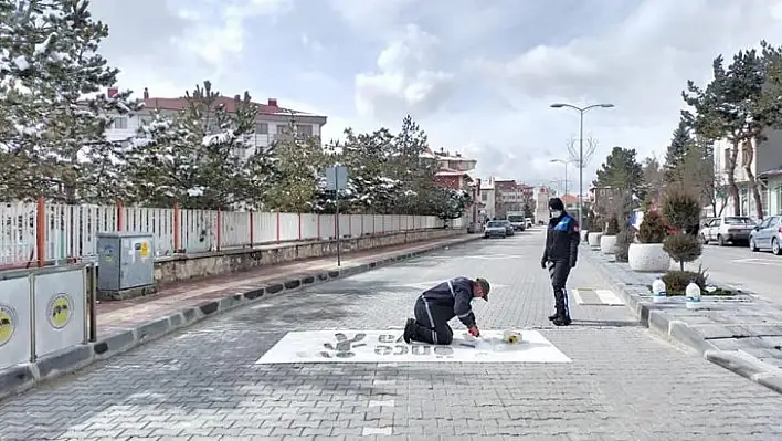 Trafikte 'yaya önceliği' için çizgiler çizildi