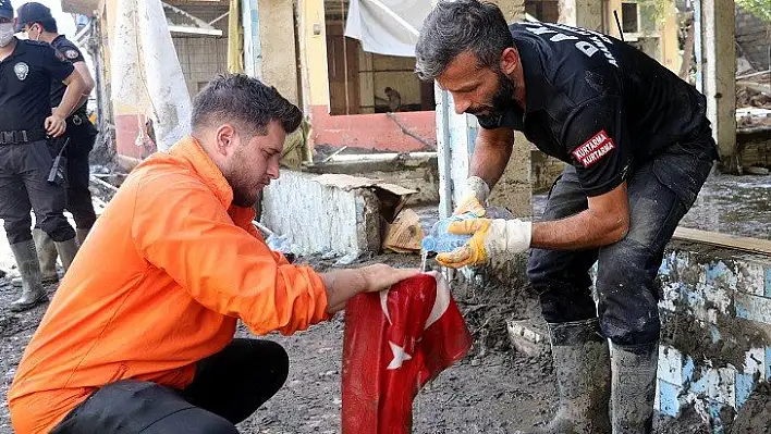 Türk bayrağını yıkayıp öperek yeniden astılar