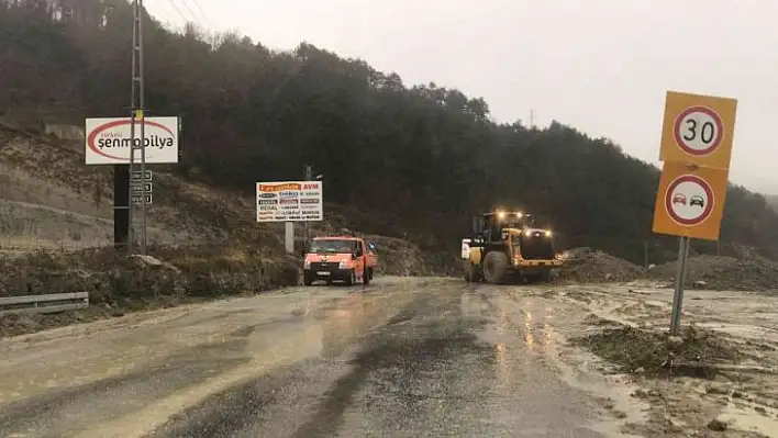 Türkeli-Çatalzeytin kara yolunda heyelan