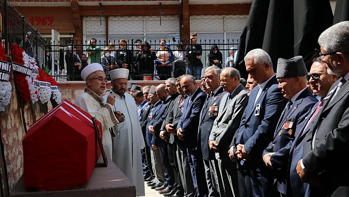 Türkiye'nin en yaşlı gazisi toprağa verildi