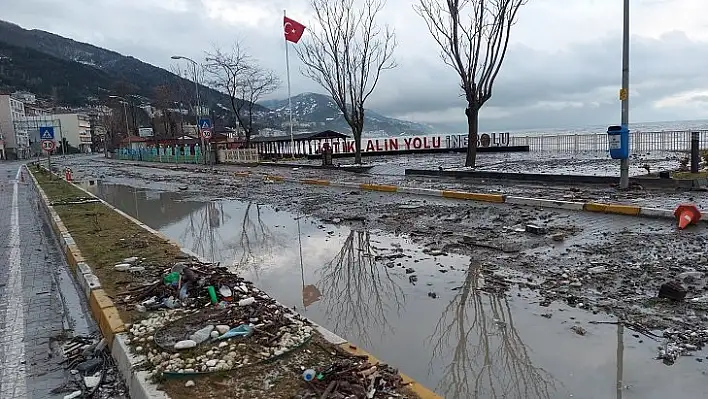 Ulaşımı aksayan sahil yolunda trafik normale döndü