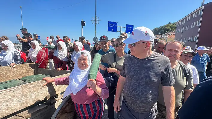 Ümit Özdağ, İstiklal Yolu'nda yürüyüşe başladı