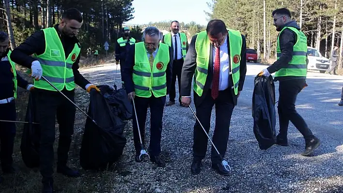 Üniversiteli gönüllüler çevre temizliği yaptı