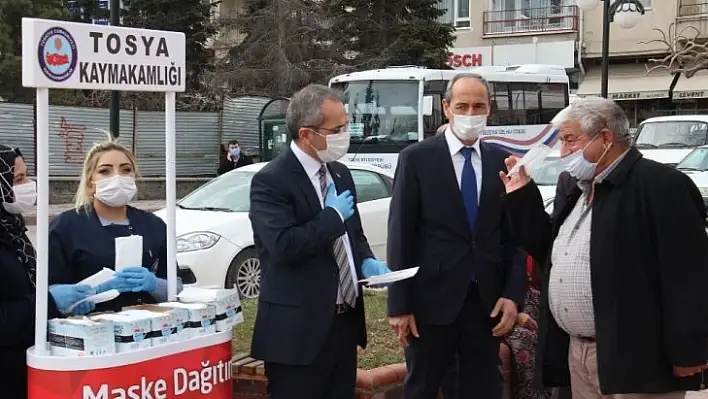 Vaka sayıları azalınca kaymakam vatandaşı maske dağıtarak uyardı