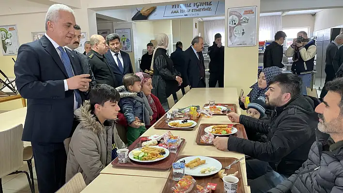 Vali Çakır, kentteki depremzedeleri ziyaret etti