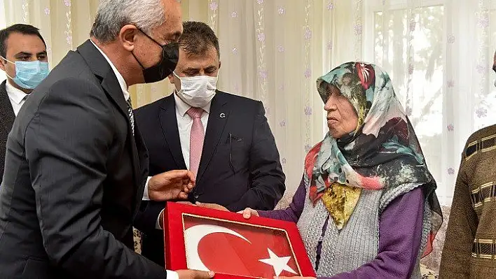 Vali Çakır, şehit babasına şehadet belgesini takdim etti